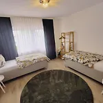 Henno's 105qm 8p, 4 Zimmer, Balkon Apartment *