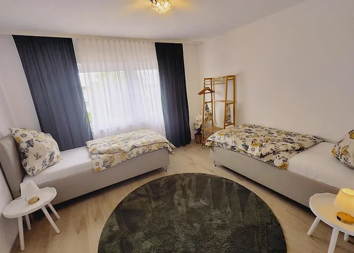 Henno's 105qm 8p, 4 Zimmer, Balkon Apartment *